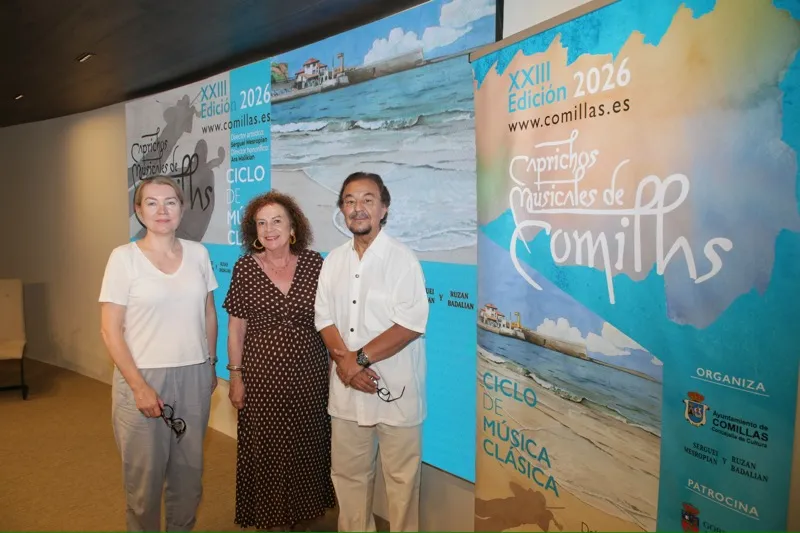 De izquierda a derecha, la directora general de Cultura, Eva Guillermina Fernández, la alcaldesa de Comillas, Teresa Noceda, y el director del festival, Serguei Mesropian. (Foto: Nacho Romero)