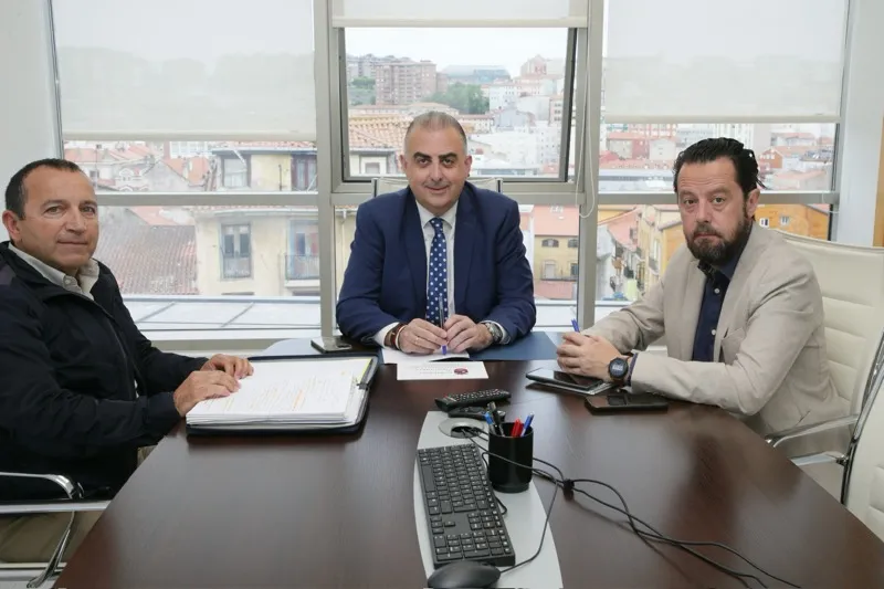 Durante el encuentro entre el consejero y el alcalde, también ha estado presente el subdirector general de Control Ambiental, Gustavo Merino. (Foto: Nacho Romero)