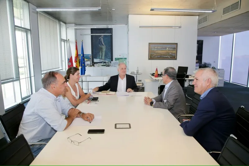 El consejero, durante su reunión con los representantes de AMETIC (Foto: Nacho Romero)