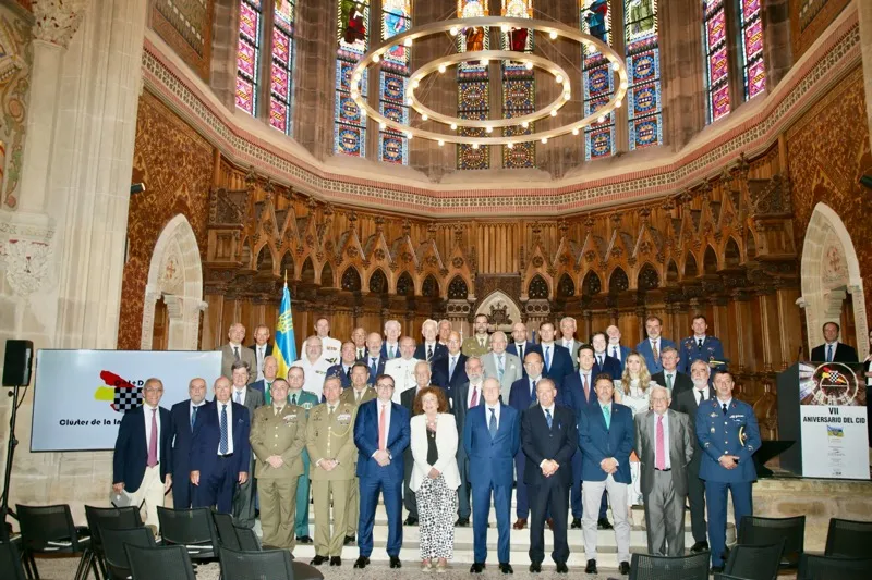 El consejero, junto al resto de autoridades, en el aniversario del Clúster de la Defensa de Industria en el antiguo seminario mayor de Comillas (Foto: Nacho Romero)