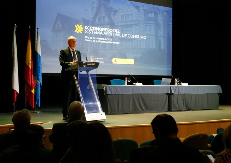 Imagen de archivo del consejero de Industria, Eduardo Arasti, en un acto de la Junta Arbitral de Consumo (Foto: Oficina de Comunicación)