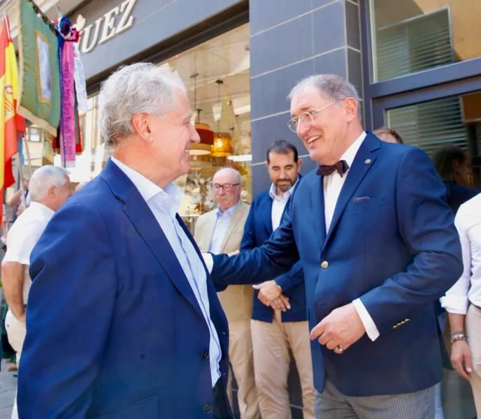 El consejero felicita a Jorge Oliveira por su título de Hijo Adoptivo de Torrelavega (Foto: Lara Revilla)