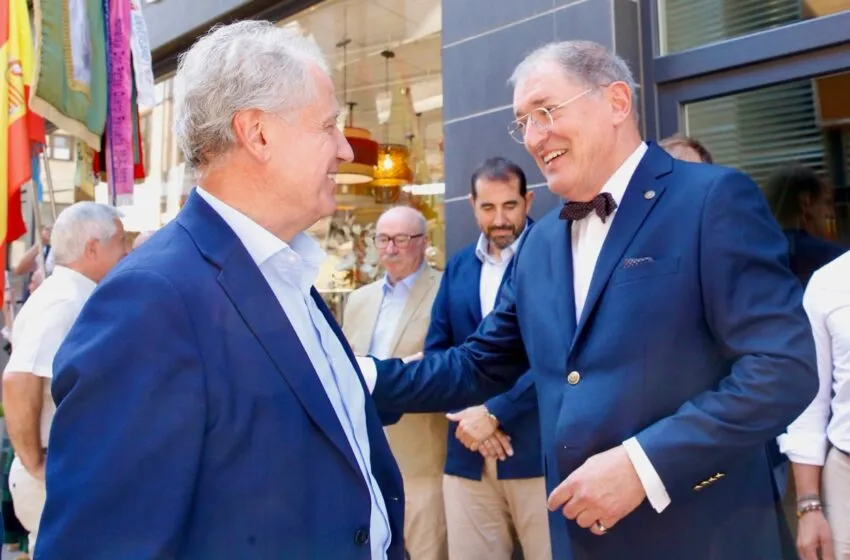 El consejero felicita a Jorge Oliveira por su título de Hijo Adoptivo de Torrelavega (Foto: Lara Revilla)