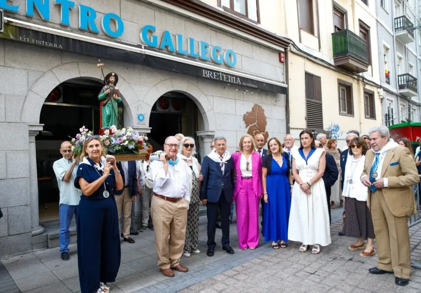 La consejera de Presidencia al inicio de la procesión que ha partido del Centro Gallego de Santander. (Foto: Lara Revilla)