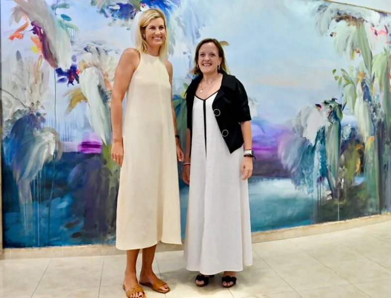La consejera Urrutia junto a la artista Beatriz Elorza durante la inauguración expositiva esta tarde en Santander (Foto: Nacho Romero)