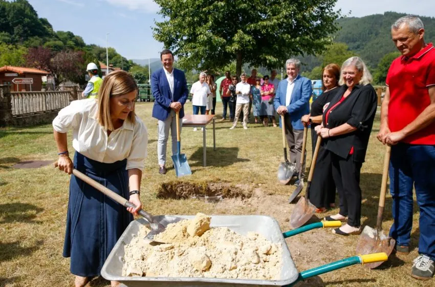 Buruaga entierra la cápsula que representa la primera piedra del proyecto, en presencia del alcalde de Ruente y otros alcaldes de la zona (FOTO: Lara Revilla)