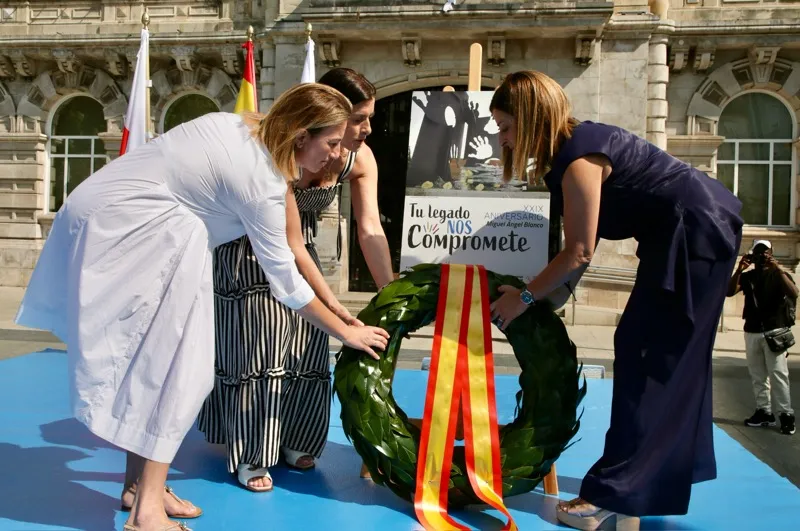 María José Sáenz de Buruaga, Gema Igual y Silvia Gómez, durante la ofrenda floral a Miguel Ángel Blanco por el 29º aniversario de su asesinato a manos de ETA (Foto: Nacho Romero)