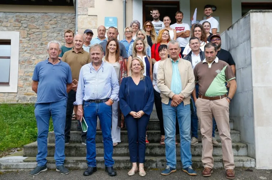 La consejera, junto al resto de autoridades y los responsables de los nuevos proyectos emprendedores de la comarca del Saja-Nansa (Foto: Lara Revilla)