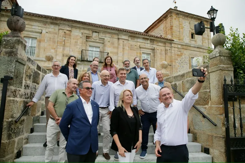 Fotografía de familia antes del encuentro. (Foto: Nacho Romero).