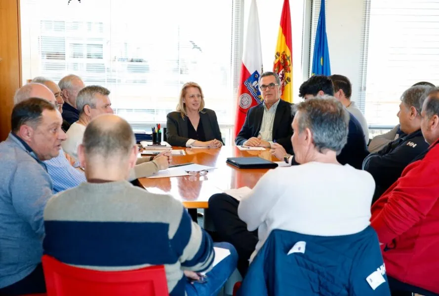 La consejera se reúne con representantes del sector pesquero. (Foto: Gobierno de Cantabria).