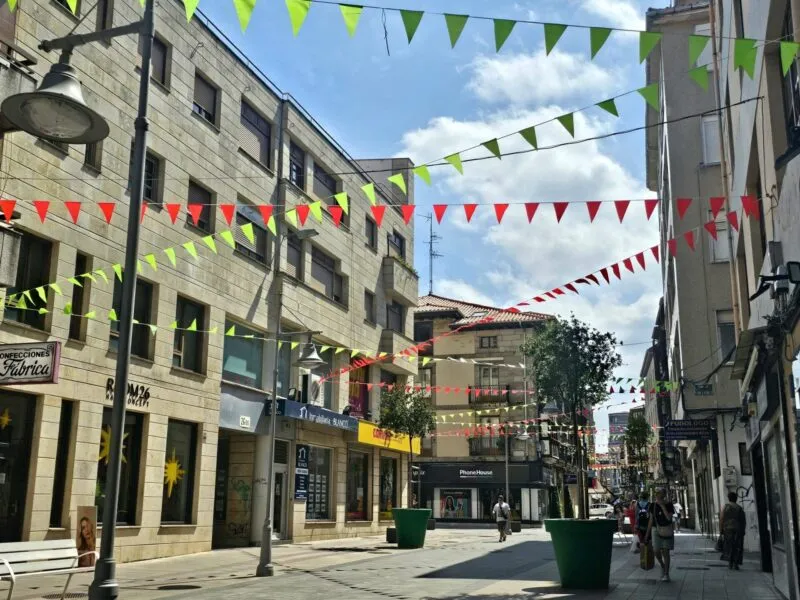 Noticias de Cantabria | El Cántabro | El Ayuntamiento volverá a decorar las calles de Torrelavega con 40 kilómetros de banderines durante La Patrona