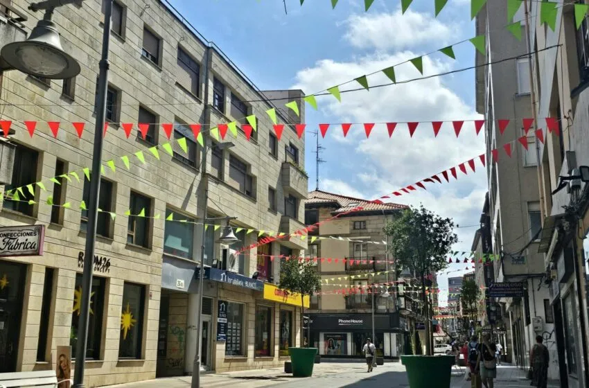 El Ayuntamiento volverá a decorar las calles de Torrelavega con 40 kilómetros de banderines durante La Patrona