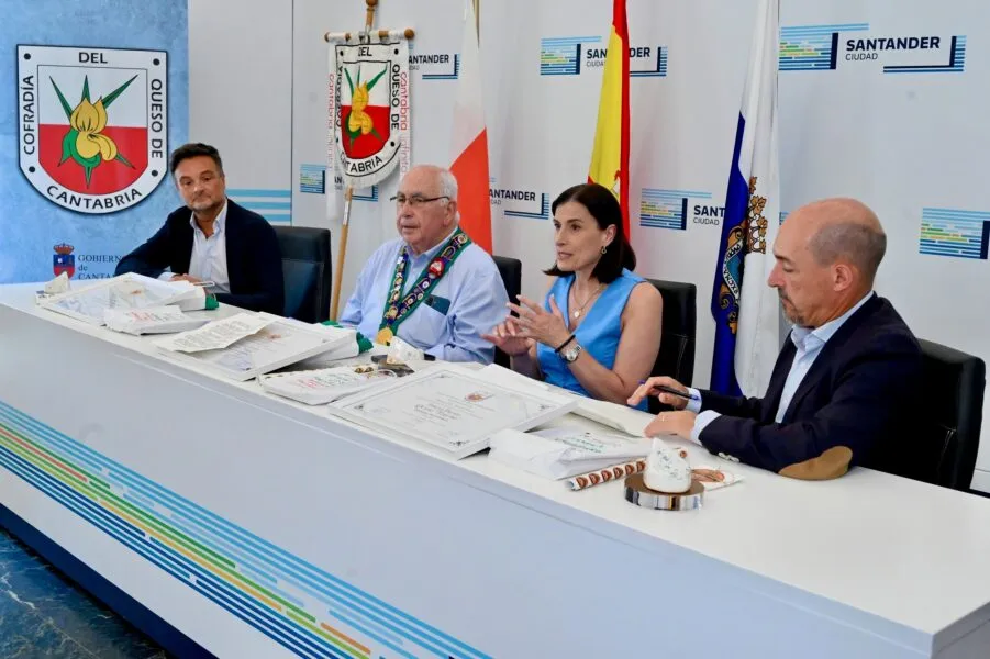 Noticias de Cantabria | El Cántabro | La alcaldesa entrega los premios de la 37 edición de la Cata Internacional de Quesos Azules