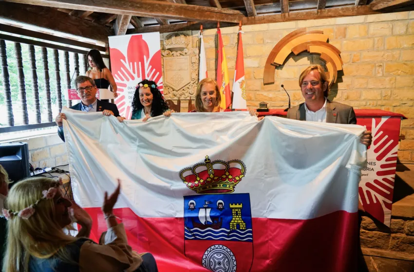 Noticias de Cantabria | El Cántabro | María José González Revuelta entrega la Bandera de Cantabria que presidirá el Día de las Instituciones