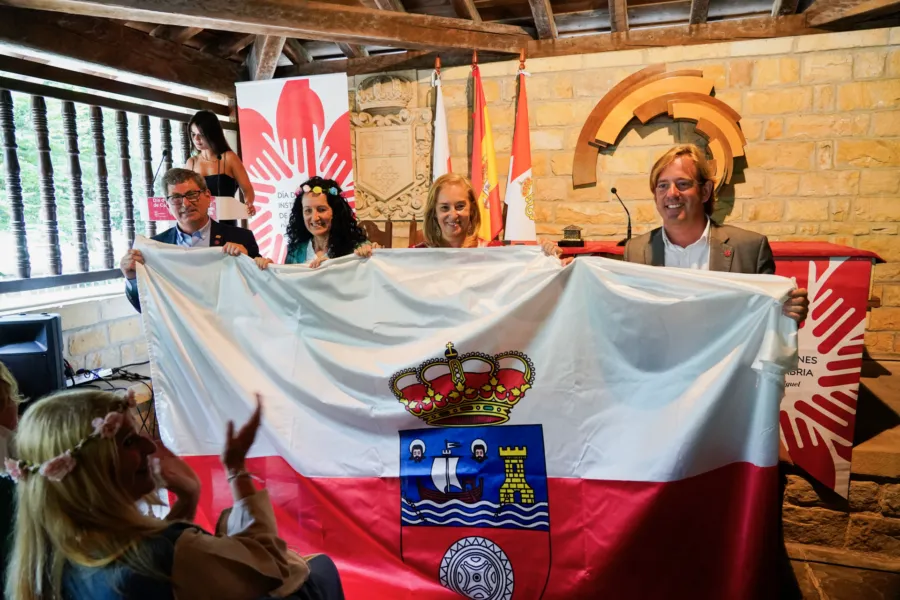 Noticias de Cantabria | El Cántabro | María José González Revuelta entrega la Bandera de Cantabria que presidirá el Día de las Instituciones