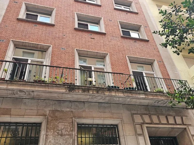 Noticias de Cantabria | El Cántabro | Se desprenden ladrillos de la zona exterior del edificio de la Tesorería de la Seguridad Social y el Centro de Salud en la calle Isabel II de Santander