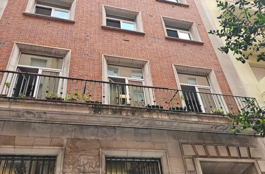  Se desprenden ladrillos de la zona exterior del edificio de la Tesorería de la Seguridad Social y el Centro de Salud en la calle Isabel II de Santander