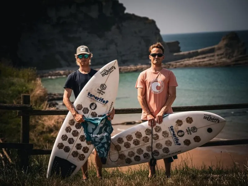 Noticias de Cantabria | El Cántabro | Las sorprendentes tablas de surf fabricadas con miles de colillas pasaron por Somo para lanzar un contundente mensaje contra la contaminación marina
