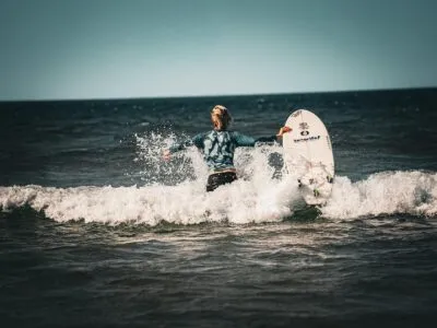 Noticias de Cantabria | El Cántabro | Las sorprendentes tablas de surf fabricadas con miles de colillas pasaron por Somo para lanzar un contundente mensaje contra la contaminación marina Noticias de Cantabria | El Cántabro | Las sorprendentes tablas de surf fabricadas con miles de colillas pasaron por Somo para lanzar un contundente mensaje contra la contaminación marina