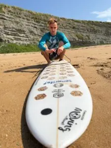 Noticias de Cantabria | El Cántabro | Las sorprendentes tablas de surf fabricadas con miles de colillas pasaron por Somo para lanzar un contundente mensaje contra la contaminación marina Noticias de Cantabria | El Cántabro | Las sorprendentes tablas de surf fabricadas con miles de colillas pasaron por Somo para lanzar un contundente mensaje contra la contaminación marina