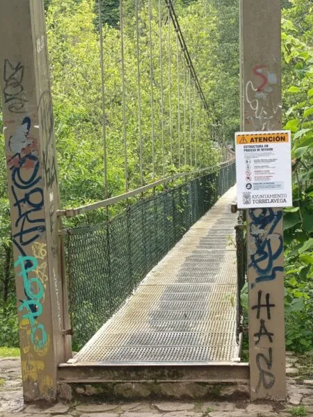 Noticias de Cantabria | El Cántabro | El Ayuntamiento cierra al tránsito peatonal la pasarela colgante de La Viesca por motivos de seguridad