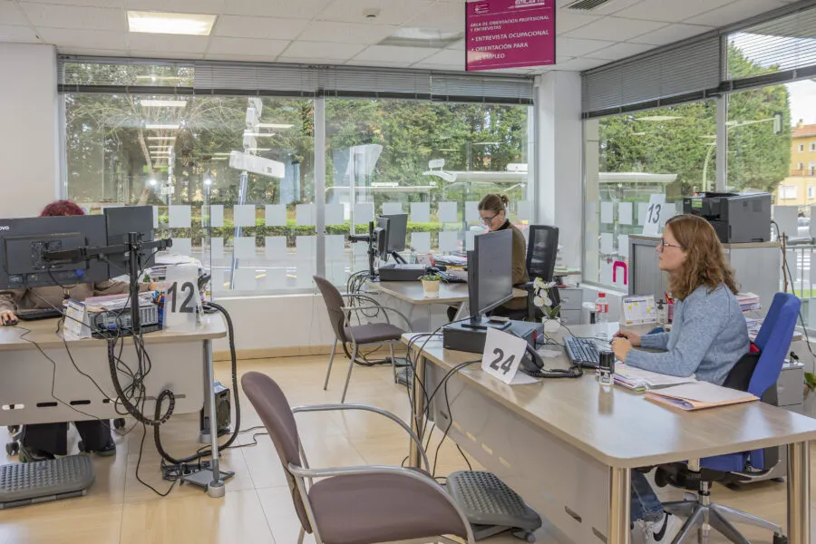 Imagen de una de las oficinas del paro del Servicio Cántabro de Empleo (Foto: Emma Portillo)
