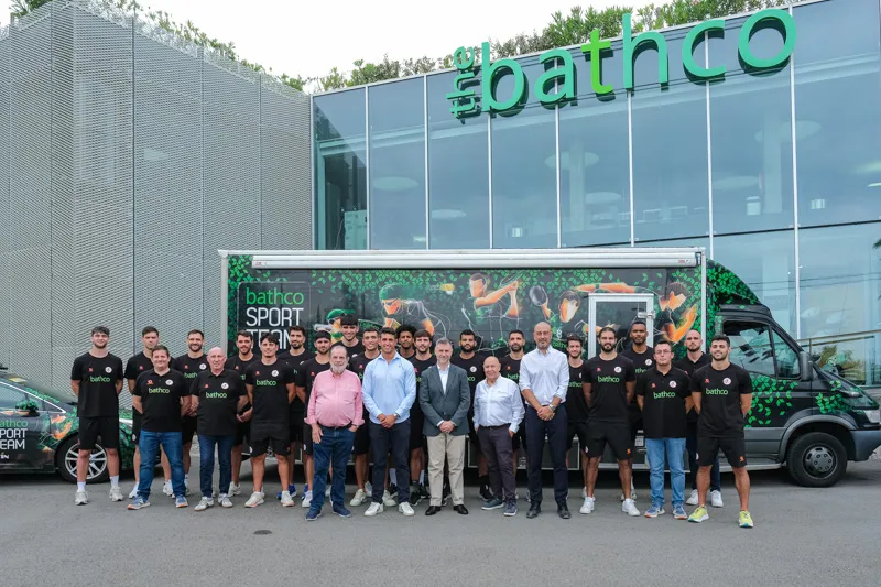 Foto oficial del Bathco BM Torrelavega con el consejero de Deporte, Luis Martínez Abad. (Foto: Raúl Lucio)