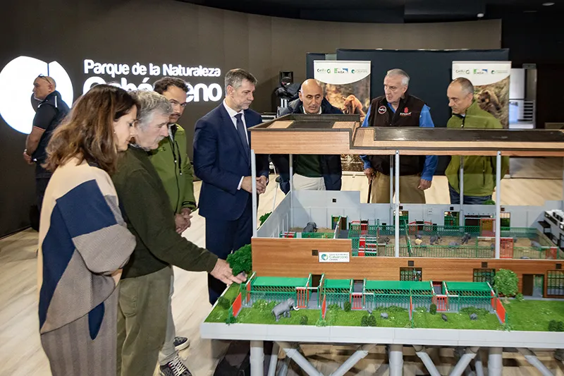 Foto de archivo de la presentación del proyecto y la maqueta del nuevo edificio por parte del consejero de Cultura, Turismo y Deporte, Luis Martínez Abad.