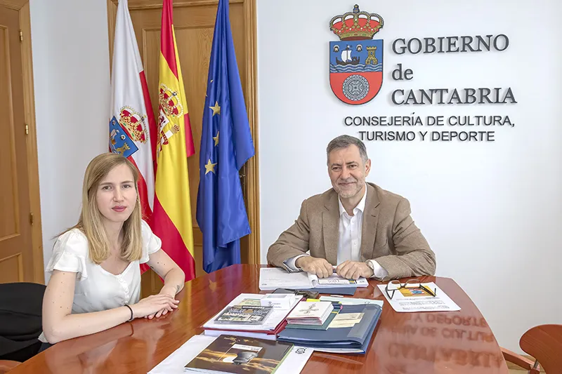 El consejero de Cultura, Luis Martínez Abad, junto a la directora del Festival, Júlia Olmo, durante la reunión (FOTO: Emma Portillo)