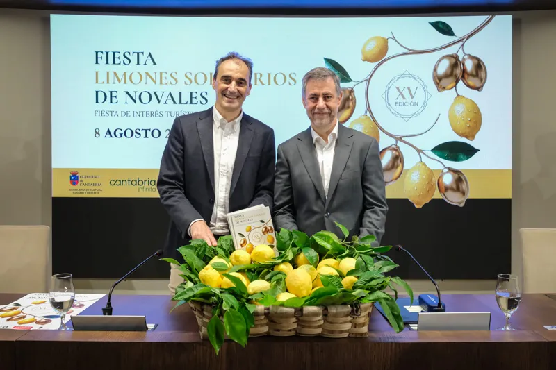 El alcalde de Alfoz de Lloredo, Enrique Bretones, y el consejero de Cultura, Turismo y Deporte, Luis Martínez Abad, en la presentación de la fiesta 'Limones solidarios'. (Foto: Raúl Lucio)