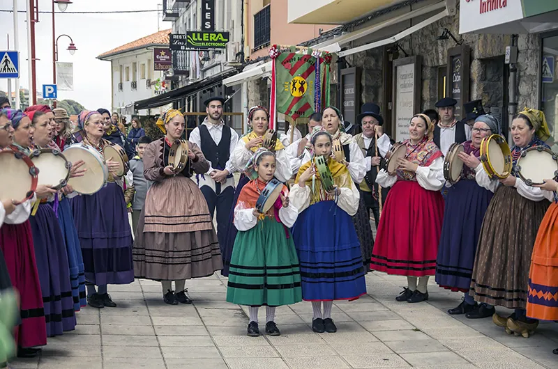 Imagen del grupo de danzas de San Pablo de Torrelavega. (Foto: Gobierno de Cantabria)