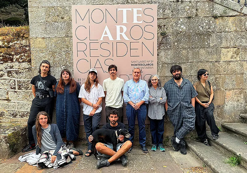 El director general de Turismo, Jose Luis López, junto con los artistas y la directora de la residencia, Chelo Matesanz, en la clausura de las Residencias Artísticas en Montesclaros. (Foto: Gobierno de Cantabria)