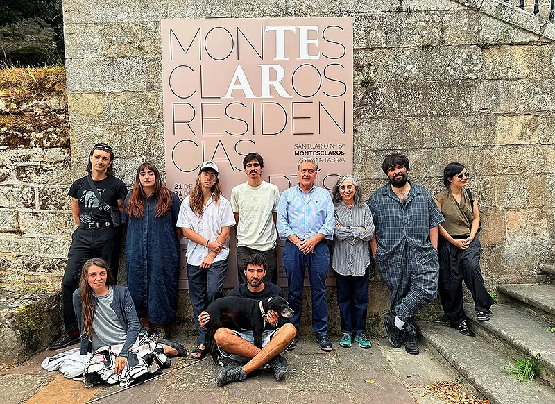 El director general de Turismo, Jose Luis López, junto con los artistas y la directora de la residencia, Chelo Matesanz, en la clausura de las Residencias Artísticas en Montesclaros. (Foto: Gobierno de Cantabria)