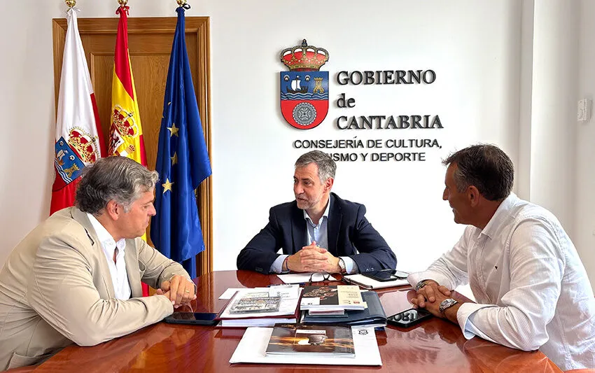 El consejero, durante su encuentro con los representantes de la Selección Cántabra de Folclore (Foto: Oficina de Comunicación)