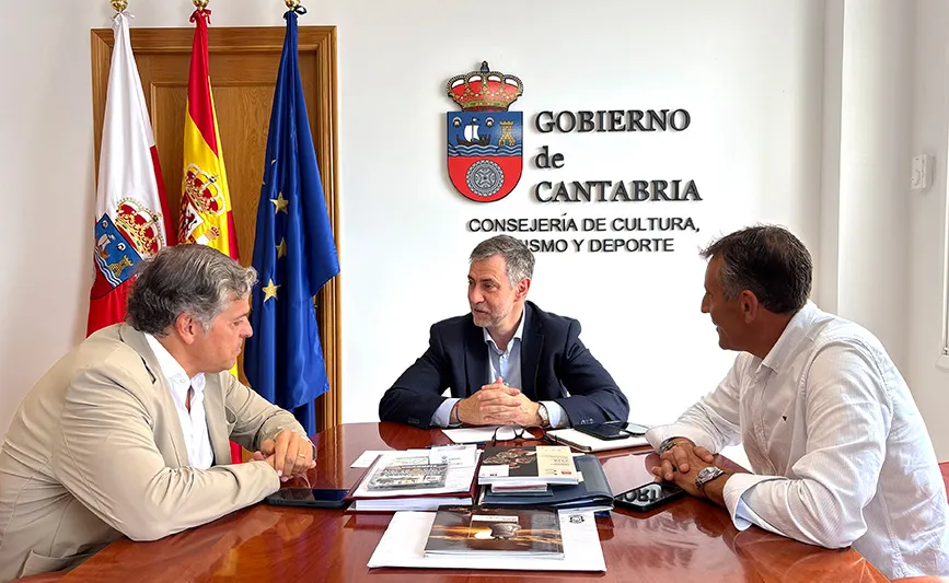 El consejero, durante su encuentro con los representantes de la Selección Cántabra de Folclore (Foto: Oficina de Comunicación)