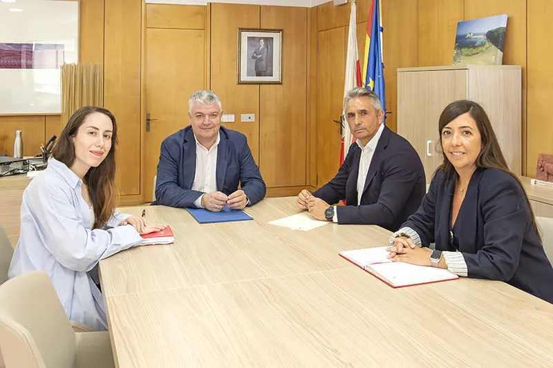 El consejero de Fondos Europeos, Luis Ángel Agüeros, en la firma del convenio junto al presidente de Cámara Cantabria, Tomás Dasgoas; la directora de Fondos Europeos, Marta García- Hospital y Rosa Vega, directora de Cámara Cantabria