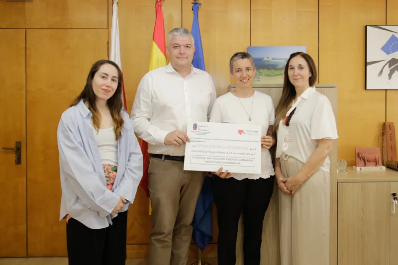 El consejero Luis Ángel Agüeros durante la entrega de la recaudación a la Cocina Económica. (Foto: Emma Portillo)