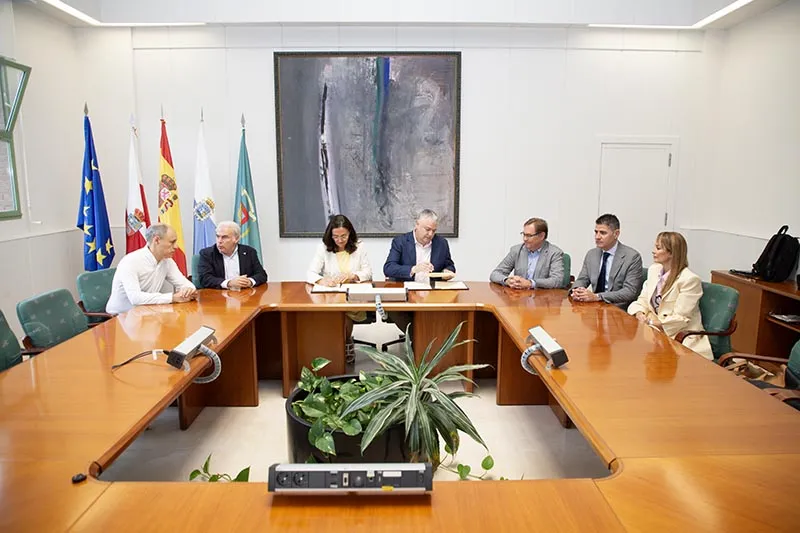 El consejero de Economía y la rectora de la UC durante la firma del convenio. (Foto: Ignacio Romero)