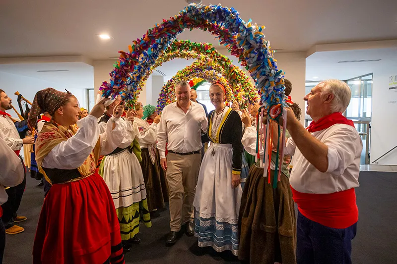 Luis Ángel Agüeros durante la gala conmemorativa del centenario de la Agrupación de Danzas 'Virgen de las Nieves' de Tanos. (Foto: Miguel López).