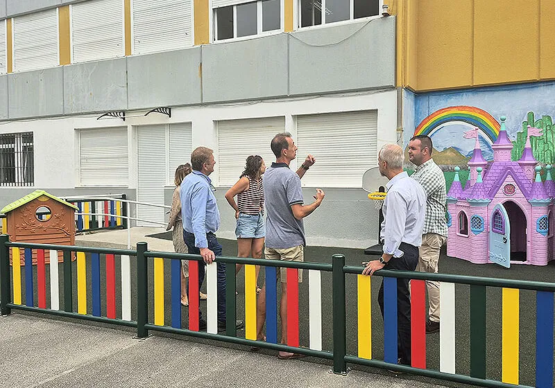  Educación cubrirá el patio de infantil del CEIP Valdáliga y mejorará la accesibilidad con la instalación de nuevas puertas en el recinto exterior