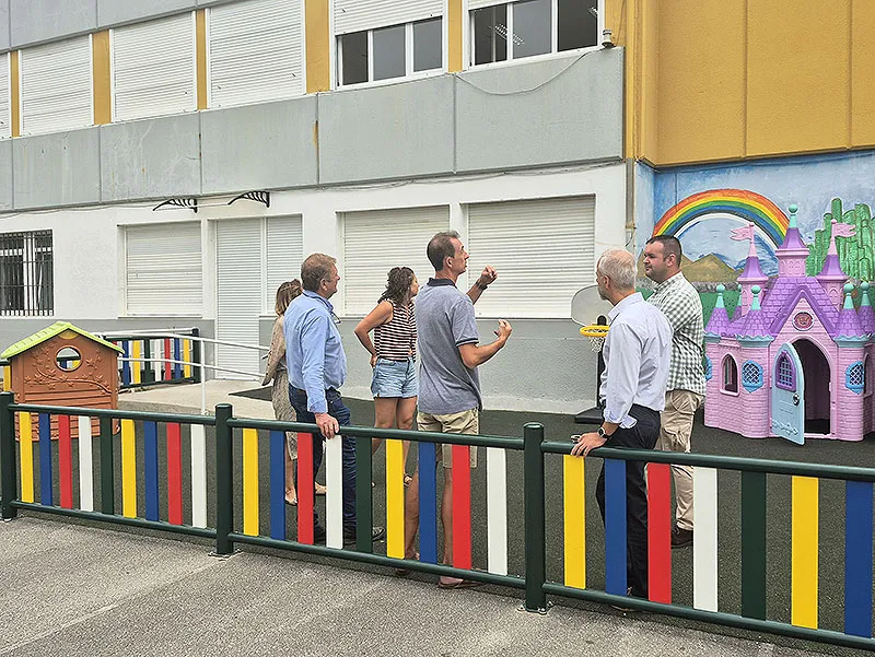 Imagen de la visita del consejero al centro educativo. FOTO: Oficina de Comunicación