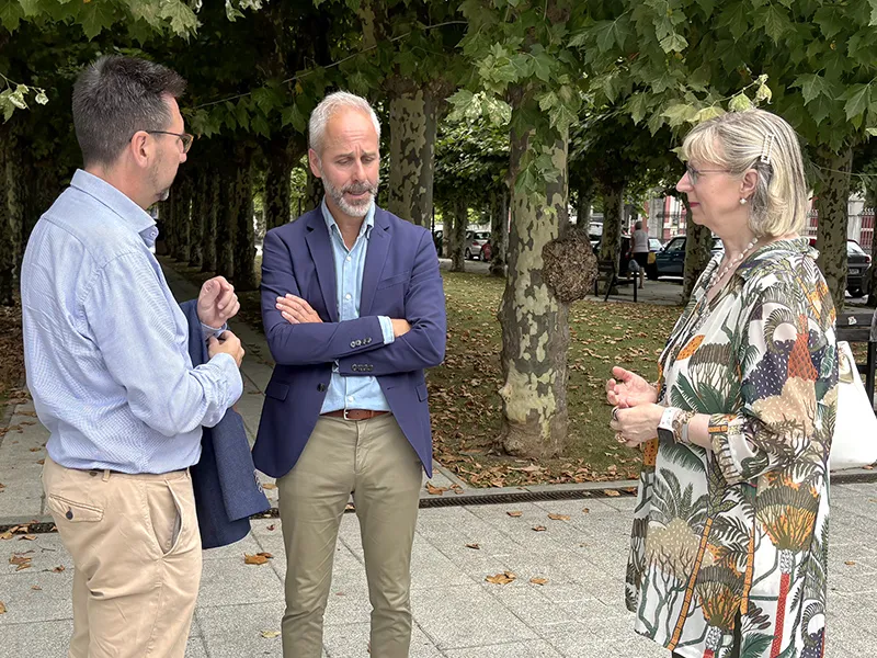 El consejero de Educación, Sergio Silva, conversa con el alcalde de Colindres, Javier Incera, en presencia de la directora de centros e infraestructuras educativas, Reyes Mantilla (FOTO: Oficina de Comunicación)