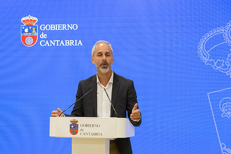 Imagen del consejero durante su intervención en rueda de prensa esta mañana. FOTO: Patricia Pereda