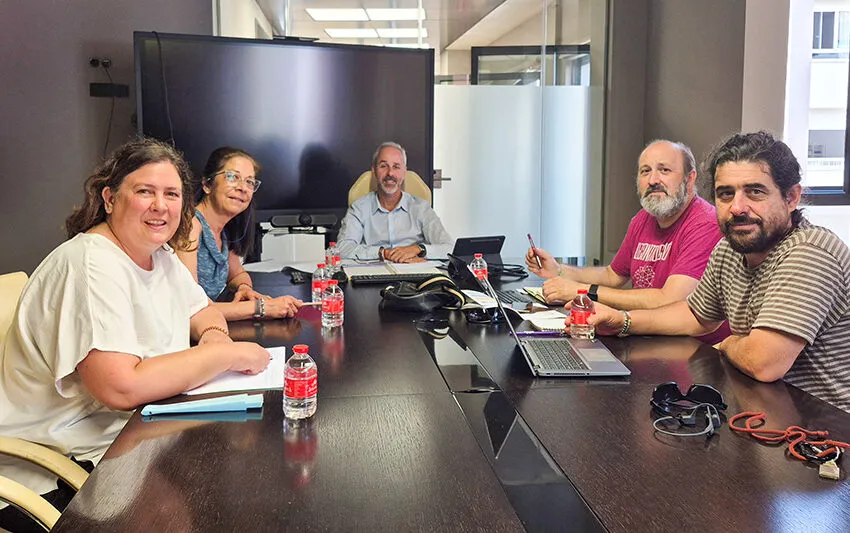 Silva traslada un mensaje de normalidad a las familias sobre el proceso de escolarización y explica a este colectivo las decisiones adoptadas para abordar la realidad demográfica actual