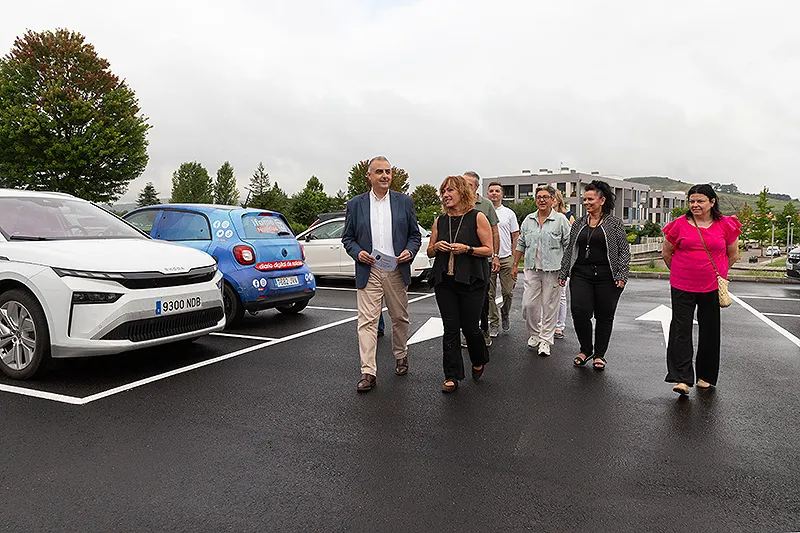 El consejero ha visitado el nuevo estacionamiento acompañado por la alcaldesa del municipio y otros concejales del Ayuntamiento (Foto: Patricia Pereda)
