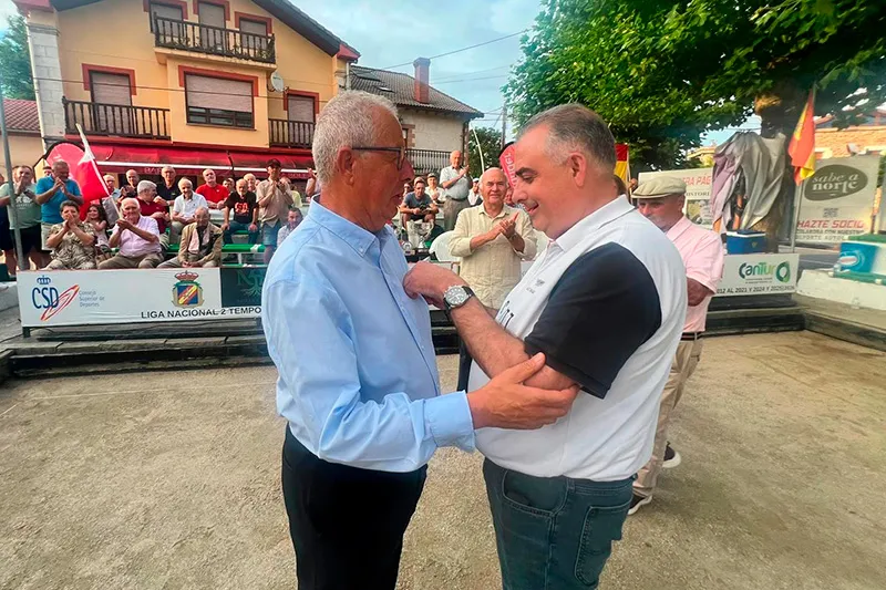 Roberto Media entrega la Insignia de Oro de la Federación Cántabra de Bolos a Luis Gandarillas, presidente de Sobarzo