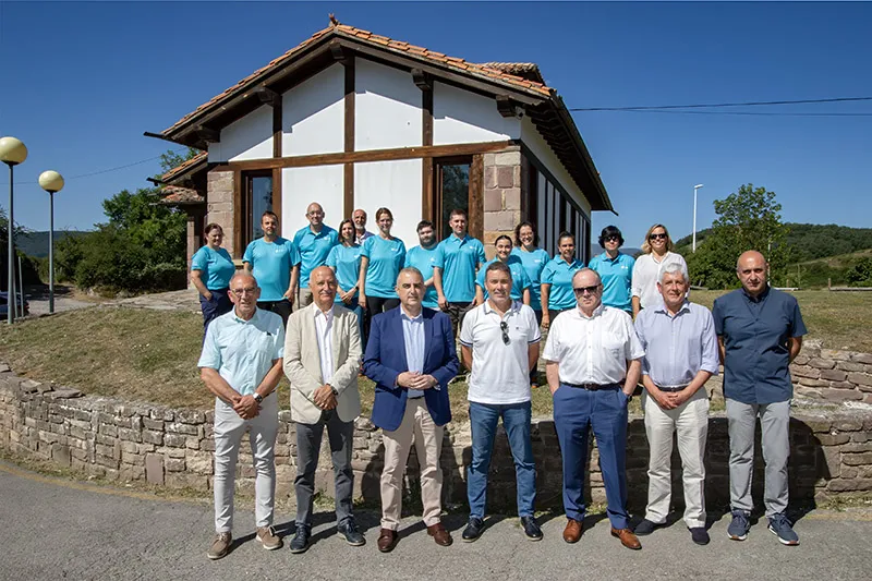 Media ha oficializado el anuncio acompañado del presidente de la Red Cantabra de Desarrollo Rural, los alcaldes de los municipios en los que se ubican estos centros y trabajadores del Centro de Visitantes de Rio Ebro (Foto: Jose Cavia)