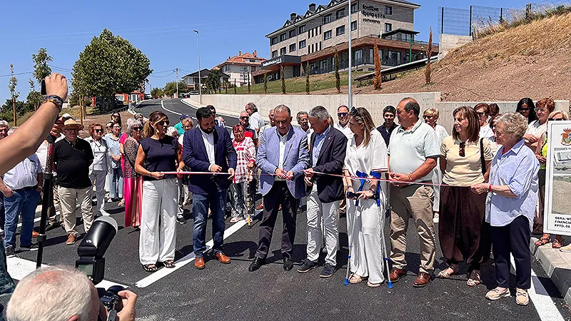 El consejero de Fomento en la inauguración de la remodelación de un vial en Nestares. (Foto: Patricia Pereda)
