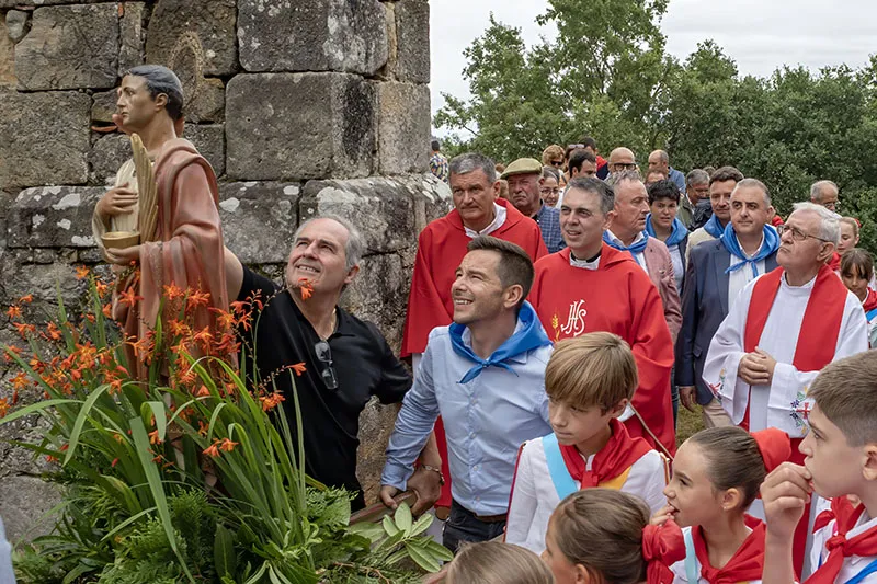 Media ha participado en la tradicional procesión del santo tras la misa solemne en la iglesia de San Pantaleon (Foto: Jose Cavia)
