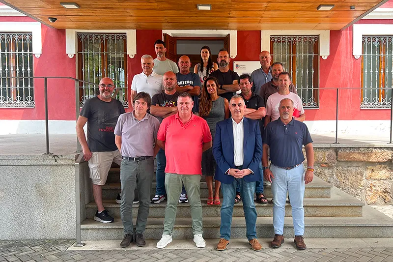 El consejero, junto al director de recursos humanos, el presidente del comite de empresa y representantes de los trabajadores en el exterior de la sede de MARE (Foto: Miguel Lopez)